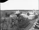 Vy över Gefle Ångbryggeriet AB, grundades 1871. Grapes Minne sjukhem med trädgård mot Gavleån. Borgarskolan flyttade till militärskolan på Valbogatan år 1916. Agnes von Krusenstjernas hus på Staketgatan 1. Kvarnparken