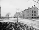 Korsningen Sjunde Tvärgatan / Brynäsgatan.
Brynäsgatan byggdes på 1860-talet som en centralled genom stadsdelen i samband med ny planering av området.