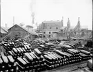 Forsbacka Jernverks AB. Ämnestorget, Göt.
Sedan 1600-talet har järnhanteringen varit ortens huvudnäring, som expanderade på 1870-talet. Flera valsverk uppfördes mellan 1872 och 1904.