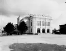 Gävle Teater, den invigdes 1878. Entrén har sin förebild i Parisoperan med flera portar som ovanför har runda nischer med byster av Mozart, Shakespear coh Moliére. Mot Söder en gyllene lyra på taket.