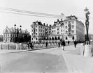 Centralbron är en träbro på järnstomme i två spann som invigdes i mars 1901 för all slags trafik. Gamla Grand, Kyrkogatan 28. Byggdes till den stora Gävleutställningen 1901. Var ett av landsortens största hotell. Frimurarlogen i bakgrunden.