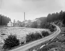 Iggesunds bruk / Träsliperi. År 1870 inleds sågverksepoken i och med byggandet av en större vattensåg. År 1915 - 1917 byggs landets första sulfit- sulfat fabrik.