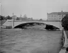 Drottningbron över Gavleån öppnades 1911 då en förbindelse behövdes till Villastaden och Hälsinge regemente. Den välvda betongbron klädd med sten, blev en förlängning av Drottninggatan och fick sitt fäste vid Valskvarn och vid Strömsborgs vattenverk.