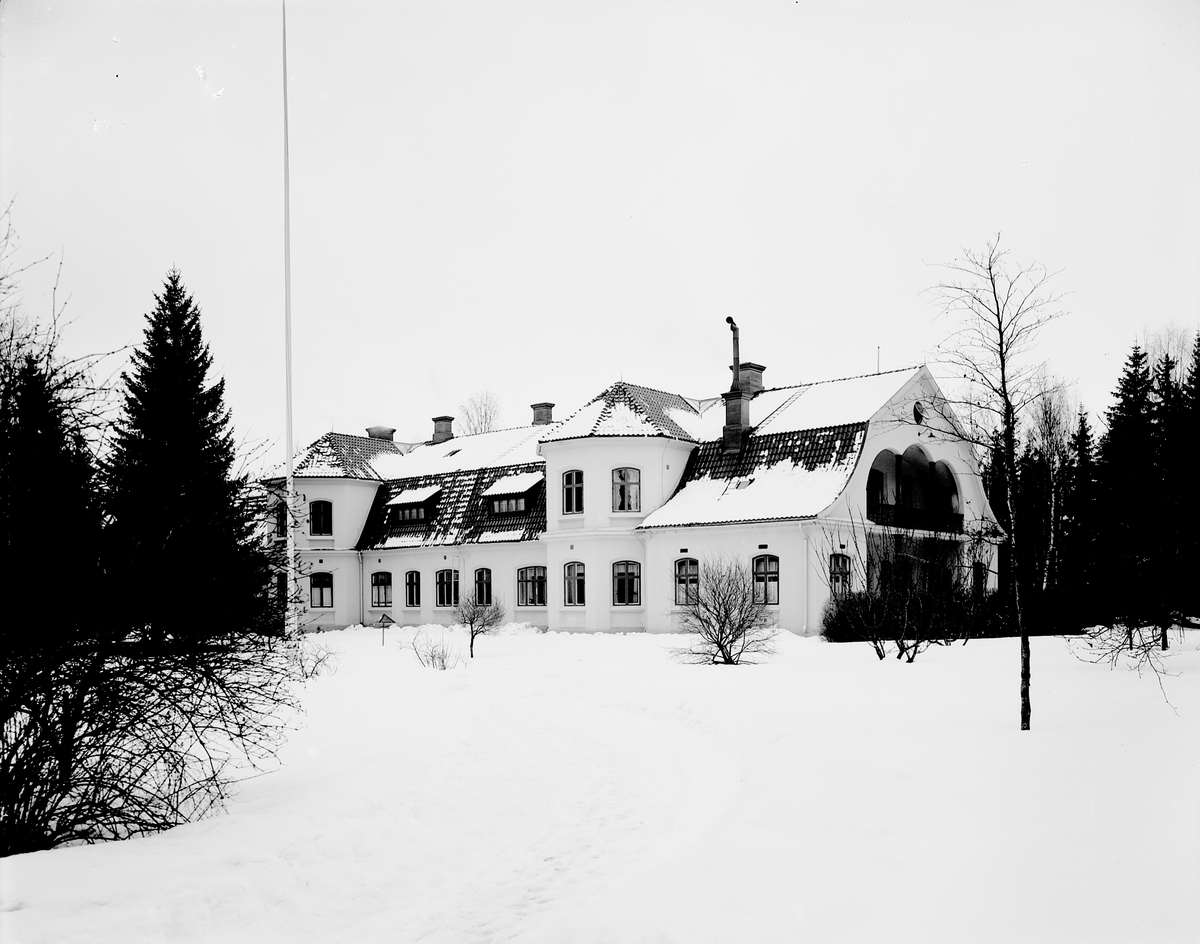 Familjen De Geers jaktslott
klädd i vinterskrud