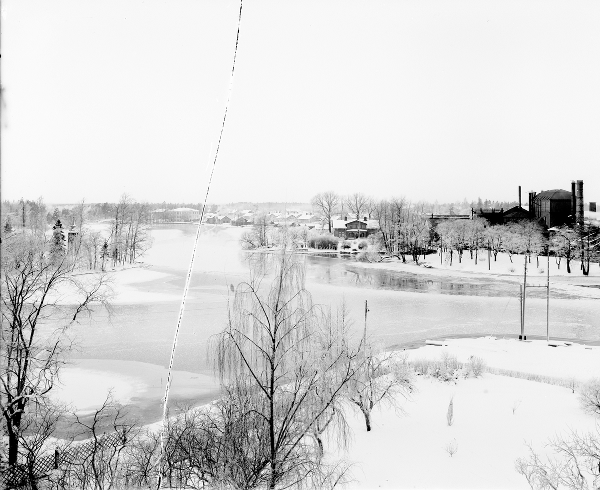 Forsbacka bruksort två mil väster om Gävle

Forsbacka Jernverks AB
Sedan 1600-talet har järnhanteringen varit ortens huvudnäring, som expanderade på 1870-talet.
1860 anlades järnväg till Forsbacka från Margretehills station vid linjen Gävle - Falun.

