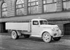 Lastbil, en Chevrolet 1939-40, parkerad utanför Gamla Grand

AB Bröderna Hansson
Norra Centralgatan 15

2 mars 1940