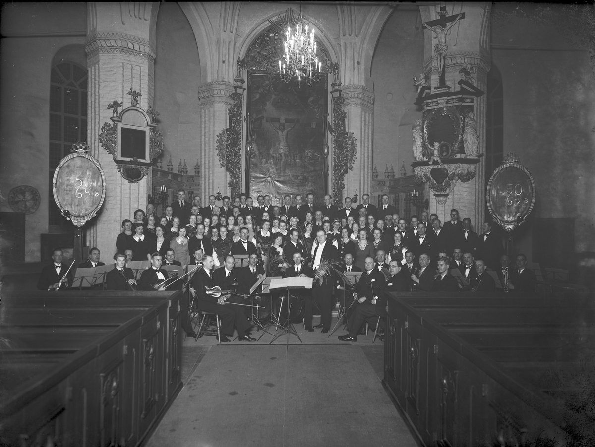 Kör och orkester i en kyrka.