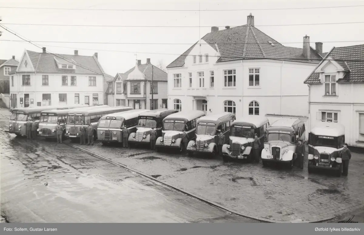 B.K.B.s busspark på Sellebakk torg i Borge 1959.  
Borge kommunale bilruter.  Bussene for bilruta mellom Moum i Borge og Fredrikstad. I bakgrunnen bygningene rundt Sellebakk torg.

Sveinung Berild (2017:
Borge Kommunale Bilruter (BKB) begynte sin virksomhet 23. juli 1930. Selskapet ble opprettet av daværende Borge kommune. Selskapet hadde person- og godstrafikk Moum-Fredrikstad Ø. over Torp, Kjølstad, Kjølberg, Sellebakk, Nordby, Sorgenfri og Nabbetorp.

I 1950 ble konsesjonen utvidet til å omfatte sju gjennomgangsturer Fredrikstad Ø.-Sarpsborg. Fredrikstad-brua åpnet i 1957 og konsesjonen ble forlenget fram til Vestsiden i Fredrikstad. 1. januar 1964 ble Borge og Torsnes kommuner sammen til "nye" Borge kommune. Torsnes kommunale Bilruter ble samtidig slått sammen med BKB. BKB overtok også rutene til Johan Johannessen Bilruter. Etter dette hadde BKB 19 busser, en godsvogn og over 30 heltidsansatte. Sist på 1970-tallet ble det arbeidet for en fusjon av de mange busselskapene i Fredrikstad-distriktet. Fredrikstaddistriktets Rutebiler AS (FDR) ble opprettet fra 1. januar 1980. Det var kommunene Fredrikstad, Borge, Hvaler og Kråkerøy som opprettet selskapet for å samordne busstrafikken. Dermed var tida over for Borge Kommunale Bilruter etter 50 år.