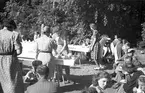 I.O.G.T:s sommarhem Lindesberg på Norrlandet, Gävle. Invigning den 30 juni 1940. Ägt av G.G.I.K. Godtemplarordens flagga är hissad. En mötesplats för ungdomar under krigsåren då Sverige var stängt. Det var fester, lekar, bad och dans på bryggan. Lindesberg låg vid viken mellan Frivy, Lervik och Kullsand. Revs när hamnen byggdes ut. Den som nu minns med glädje och tacksamhet dessa tider är nu 84-åriga Karin.