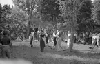 I.O.G.T:s sommarhem Lindesberg på Norrlandet, Gävle. Invigning den 30 juni 1940. Ägt av G.G.I.K. Godtemplarordens flagga är hissad. En mötesplats för ungdomar under krigsåren då Sverige var stängt. Det var fester, lekar, bad och dans på bryggan. Lindesberg låg vid viken mellan Frivy, Lervik och Kullsand. Revs när hamnen byggdes ut. Den som nu minns med glädje och tacksamhet dessa tider är nu 84-åriga Karin.