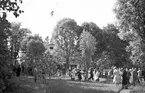 I.O.G.T:s sommarhem Lindesberg på Norrlandet, Gävle. Invigning den 30 juni 1940. Ägt av G.G.I.K. Godtemplarordens flagga är hissad. En mötesplats för ungdomar under krigsåren då Sverige var stängt. Det var fester, lekar, bad och dans på bryggan. Lindesberg låg vid viken mellan Frivy, Lervik och Kullsand. Revs när hamnen byggdes ut. Den som nu minns med glädje och tacksamhet dessa tider är nu 84-åriga Karin.