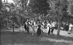 I.O.G.T:s sommarhem Lindesberg på Norrlandet, Gävle. Invigning den 30 juni 1940. Ägt av G.G.I.K. Godtemplarordens flagga är hissad. En mötesplats för ungdomar under krigsåren då Sverige var stängt. Det var fester, lekar, bad och dans på bryggan. Lindesberg låg vid viken mellan Frivy, Lervik och Kullsand. Revs när hamnen byggdes ut. Den som nu minns med glädje och tacksamhet dessa tider är nu 84-åriga Karin.