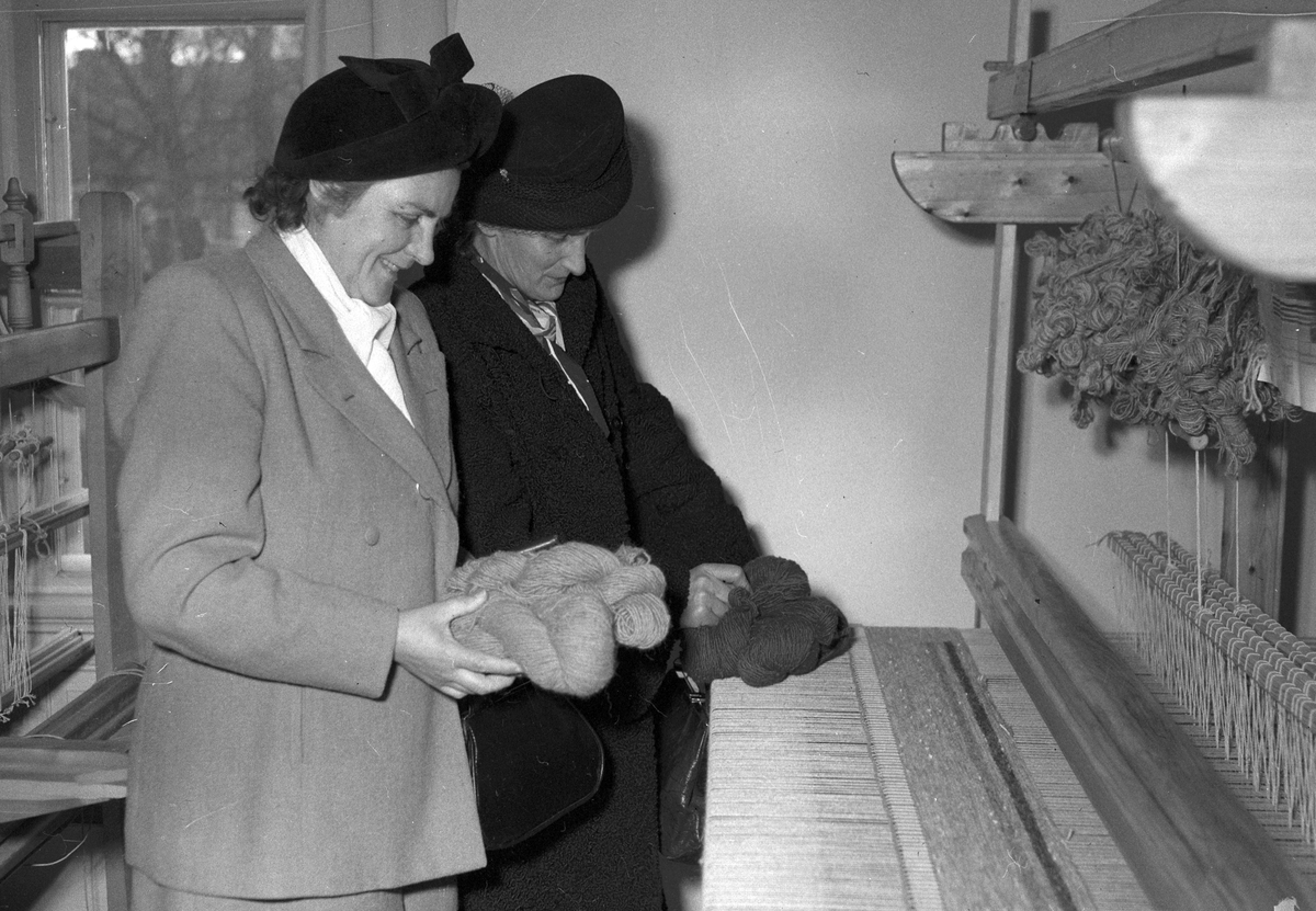 Invigning av ny hemslöjdsaffär 27 mars 1950. Hemslöjdsföreningen i Gävle, utställning på museet.