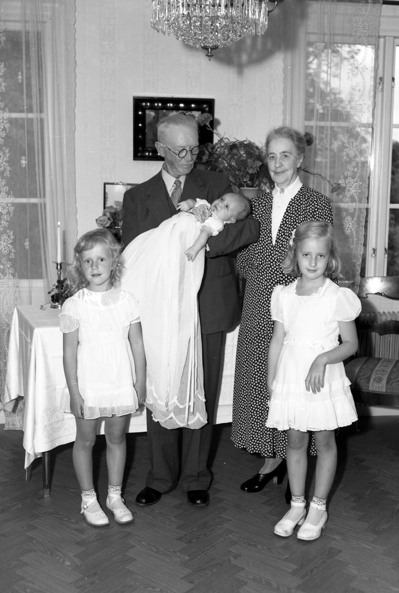 Dop 29 juli 1950. Taget i hemmet. Ingenjör Erik Lindqvist, Täppgatan 4, Södertälje. Beställt genom folkskollärare Lindqvist, Hemlingby.

