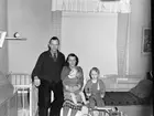 Folkets Röstredaktion. Familjer boende i sommarvillor i Lervik.    5 mars 1951.