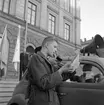 Godtemplarebudkavel överlämnas på Rådhustrappan. 26 maj 1951.