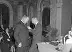 Medaljutdelning på Stadshuset. 27 maj 1951.