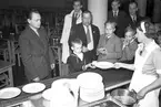 Barn från Kemi, Finland, på musikturne. Matrast på Norra skolan. 8 juni 1951.