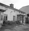 Exteriör på hus från hörnet av Hattmakargatan och Staketgatan. 9 juli 1951. Advokat A. Kriström, Brunkebergsbacken 14,
Stockholm