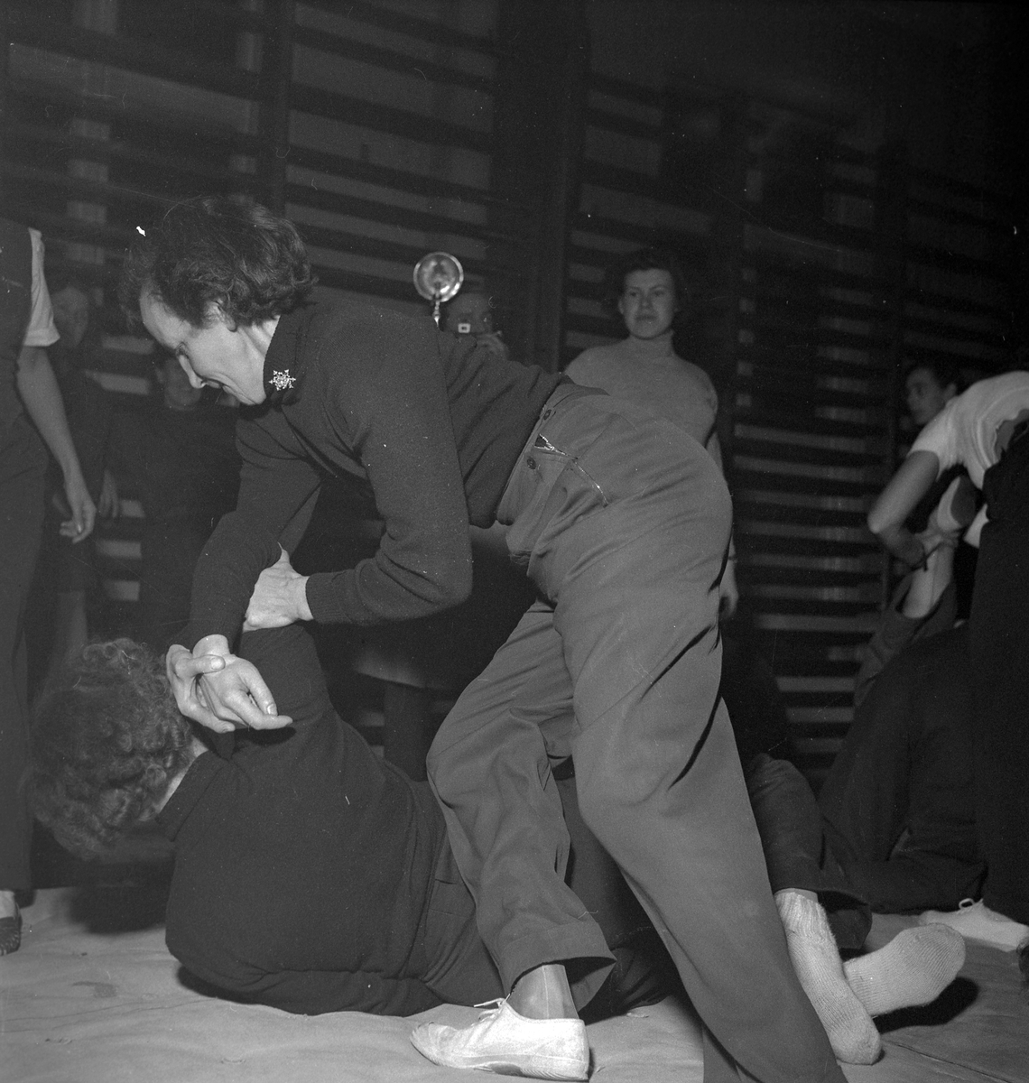 Jiu - Jitsu tränas av kvinnliga bilkåren på Söderskolans
gymnastiksal. 8 oktober 1951.