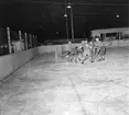 Ishockeymatch på Kastvallen i Bomhus. Huge - Ljusne.  Februari 1952. Huge vinner division 2.