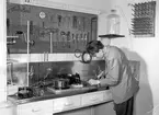 Tekniska gymnasiet, interiör från laboratoriet. Pojkar i arbete. 27 mars 1952.