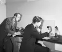 Tekniska gymnasiet, interiör från laboratoriet. Pojkar i arbete. 27 mars 1952.