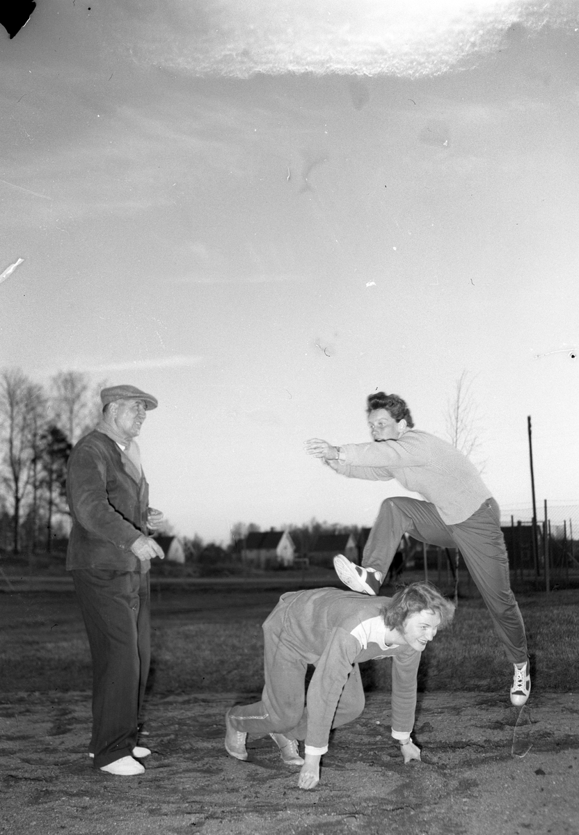 Olympiaträning för flickor i Sandviken. 11 april 1952.