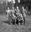 Korpskytte på Rödjningen. Bomhus skarpskytteförening. Stående från vänster, andra mannen är Hübinette, tredje är August Jacobsson och nummer fyra är Nils Strömberg. Den 25 maj 1952.