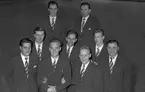 Jan Jonssons 9-mannaband, fotograferad på Rotundan. Den 27 juli 1950. Överst till vänster Militärmusiker Nils Berger, trumpet. Jansson, altsax och fiol. Nedre sicksackraden från vänster. Sven Nordqvist, piano. Rune Kempe, bas. Lärare i matte, fysik och kemi på Praktiska realskolan. Jan Jonsson, tenorsax. Ernst 