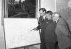 Stadshuset. Direktör Sjöberg, stadsdirektör Westlund och herr Henriksson granskar kartan. 17 november 1952.