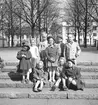 På väg till Frälsningsarmens barnkoloni i Rörberg. Taget den 10 maj  1950 i Stenebergsparken