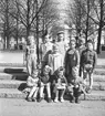 På väg till Frälsningsarmens barnkoloni i Rörberg. Taget den 10 maj  1950 i Stenebergsparken