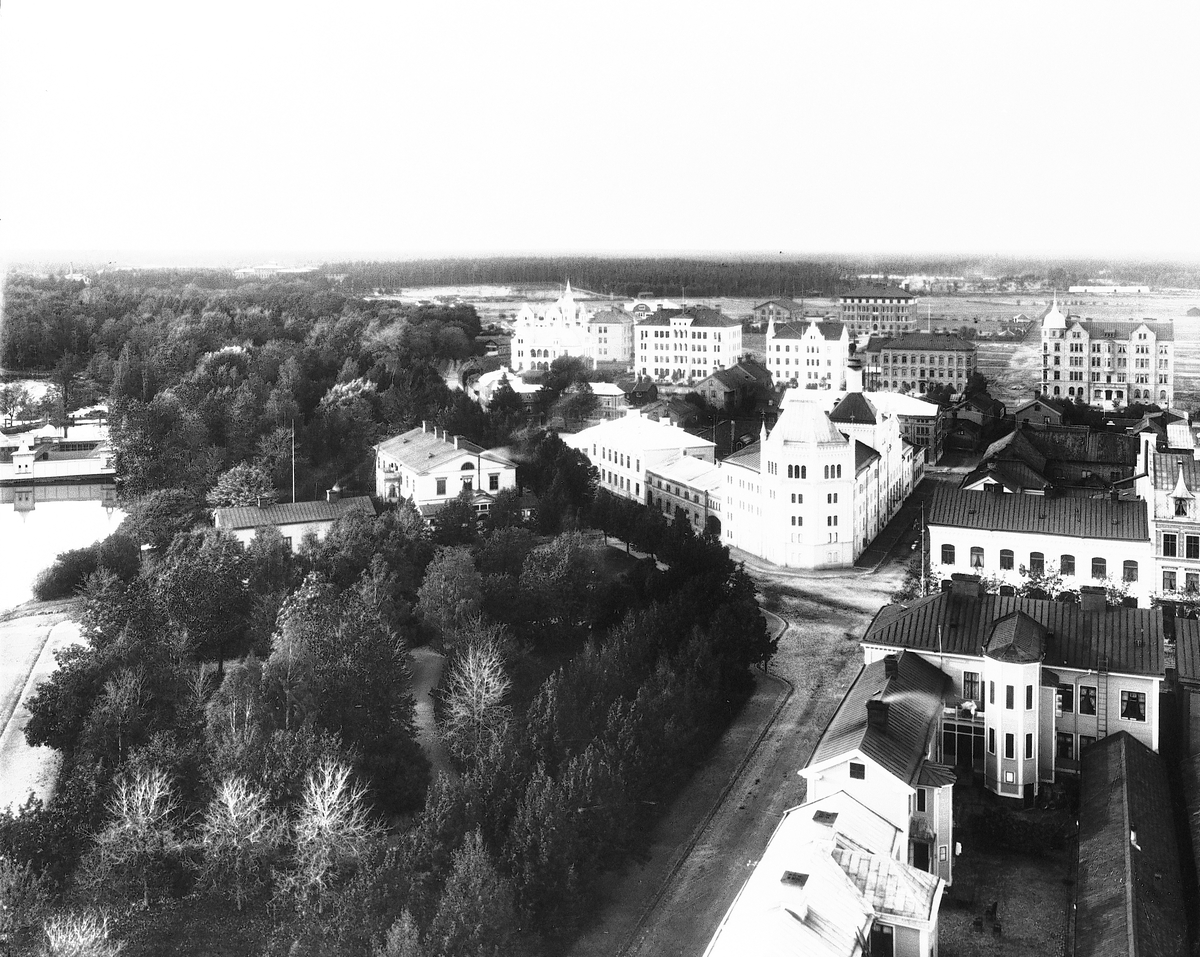 Vy från Storkyrkan över Västra vägen. Gefle Ångbryggeriet AB, grundades 1871. I förgrund Kvarnparken och Adolf Grapes Minnes sjukhem. Till vänster badhuset "Najaden" .






















