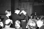 D:r Martelli. Taget på Teatern. Oktober1943. Man i publiken har fått bindel för ögonen.