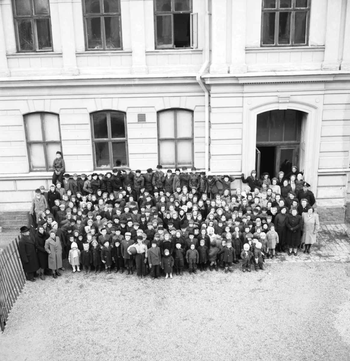 Ensamkommande finska flyktingbarn utanför Norra Skolans inkvartering/karantän i Gävle. Den 11 november 1944.