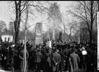 Samling vid Oscar Petterssons grav på 10 årsdagen av hans bortgång. Den 1 maj 1921.