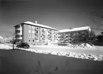 Fotot är taget från Luthergatan mot nordöst. Bakom det vänstra huset, vinkelrätt mot Luthergatan ligger Sofiaplan. Bakom det högra huset löper Södra Stapeltorgsgatan. På 1950 års karta heter kvarteret 