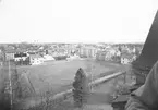 Den 23 oktober 1954. Vy från Dövstumsskolans tak över Sofiagatan och Luthergatan.