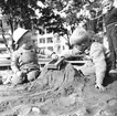 År 1957. Lek i sandlådan