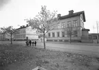 Eriksbergsgatan 22, vid korsningen med 6:e Tvärgatan, Gävle.
År 1956.