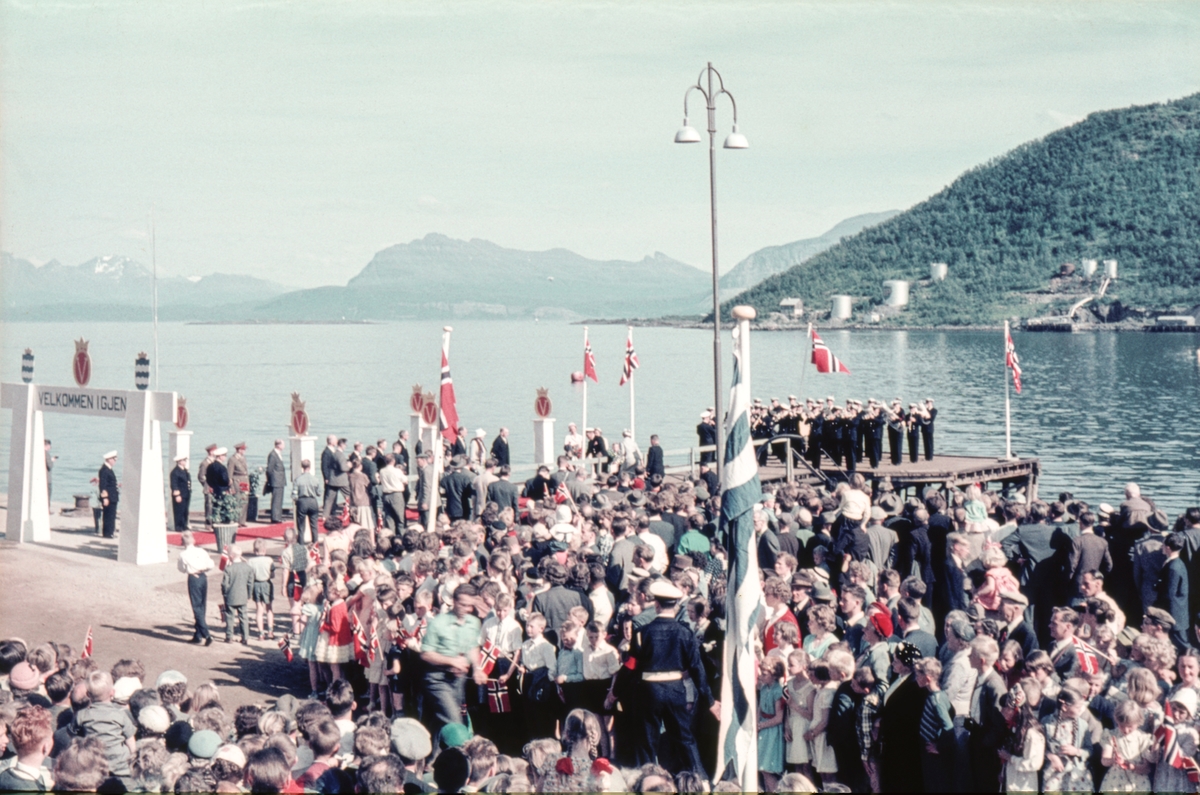 Menneskemengde venter på kongen ved honnørbrygga.