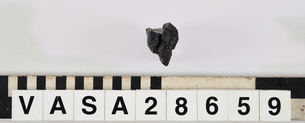Liten fragment. Två avbrutna plugghål.