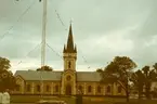 Borgholms kyrka, med ett flaggspel uppsatt framför kyrkan.