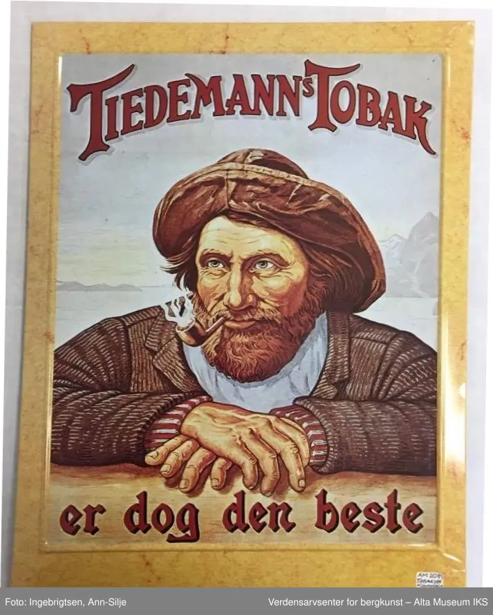 Form: Rektangulært reklameskilt i stående format. Motivet er den fornøyde "Tiedemannsgubben" med pipe og sydvest. I bakgrunnen er det hav og fjell. Skriften på skiltet er skrevet over hodet og under armene til "gubben".  Rundt motivet er det en gul kant som rammer inn.
