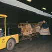 Lastning och lossning av post vid järnväg. Perrongtruck med släpvagn vid järnvägsvagn, 1960-talet.