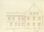 Fasad mot västra Sjögatan. Uppmätt 1914 av J Fredr Olson.
Nordiska muséets kulturhistoriska undersökningar.