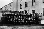 J.A. Forss Hattfabrik. J. A. Forss fabrikspersonal vid tillbyggnaden. Nr. 1. Einar Blom, 2. Lars Johansson, 3. Hjalmar Jakobsson, 4. Ole Halvorsén, 5. Gustaf Holmberg, 6. J. A. Forss, 7. Ackerman, 8. Paul Fritsche, 9. Karl Asplund, 10. Hilda Hagman, 11. Grönlund, 12. Sven Nilsson (Kvarnen), 13. Axel Karlsson.