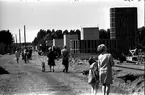 Här ser man hur Ölandsbron växer fram. Den började byggas 1968 och stod färdig hösten 1972. Bron byggdes från två håll och det var stora festligheter när man möttes mitt i Kalmarsund.
Under byggtiden var det ett uppskattat nöje att följa bygget på Svinö.