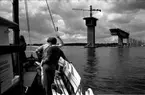 Här ser man hur Ölandsbron växer fram. Den började byggas 1968 och stod färdig hösten 1972. Bron byggdes från två håll och det var stora festligheter när man möttes mitt i Kalmarsund.